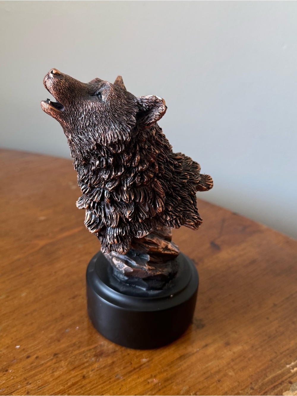 Howling Wolf Head Bust Bronzed Resin Figurine With Base
Great for Halloween or T